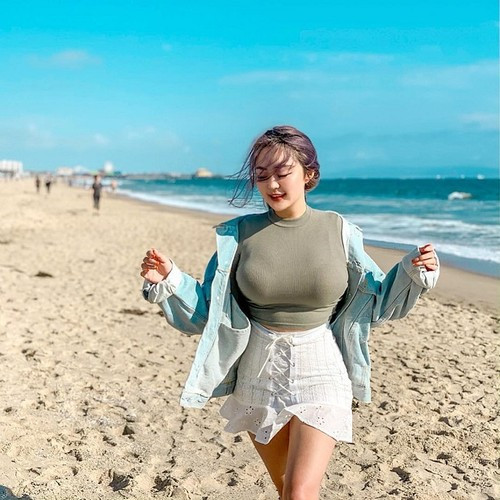 Sở hữu vẻ ngoài đối lập hoàn toàn với quan điểm về cái đẹp mà nhiều cô gái muốn hướng tới thanh mảnh, thon thả, Rebecca Liu có body tròn đầy, mũm mĩm.