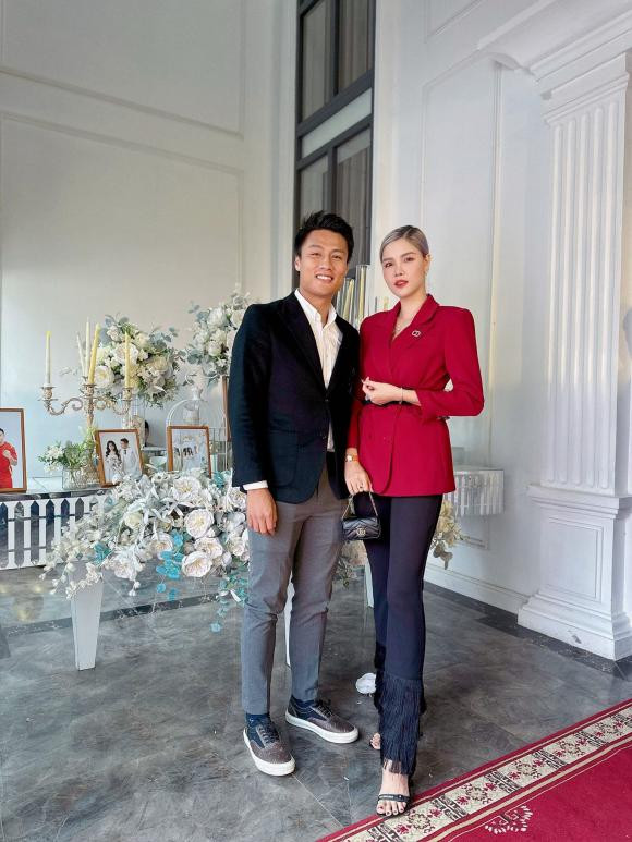 Ban đầu Hồng Quân và Kỳ Hân chịu nhiều chỉ trích từ cư dân mạng. Tuy nhiên, họ vẫn âm thầm nắm chặt tay nhau xây dựng gia đình hạnh phúc.