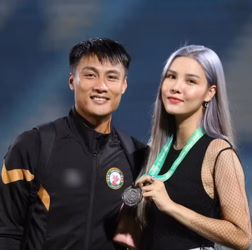 Vợ Mạc Hồng Quân thường theo chân chồng đến sân bóng để cổ vũ và động viên tinh thần.