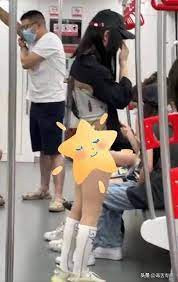 Trên tàu điện ngầm, bạn có thể bắt gặp rất nhiều người trẻ ăn mặc sành điệu, có ngoại hình nổi bật nhưng cũng không thiếu những người ăn mặc kỳ quái. Ngày hôm đó là giờ tan sở nên có nhiều nam nữ thanh niên ùa vào tàu điện ngầm. Sau một lúc ổn định chỗ ngồi, có một cô gái ngay lập tức thu hút sự chú ý của mọi người trong toa tàu.