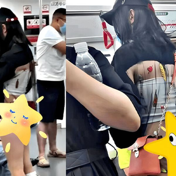 Cô gái này không mặc gì ngoại trừ một chiếc quần lót, lộ ra đôi chân thẳng tắp. Vì trong tàu điện ngầm hết chỗ ngồi nên cô gái chỉ có thể đứng. Bên cạnh là 3 nữ sinh khác nhưng họ đều xấu hổ khi nhìn bộ quần áo của cô gái này, chỉ có thể quay đầu sang một bên.