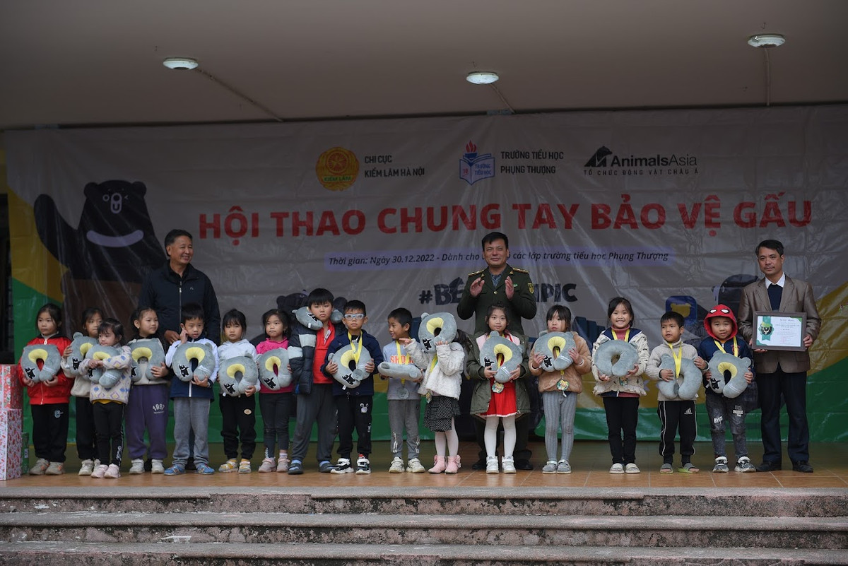 Hoc sinh tieu hoc Phung Thuong thi hoi thao chung tay bao ve gau-Hinh-2