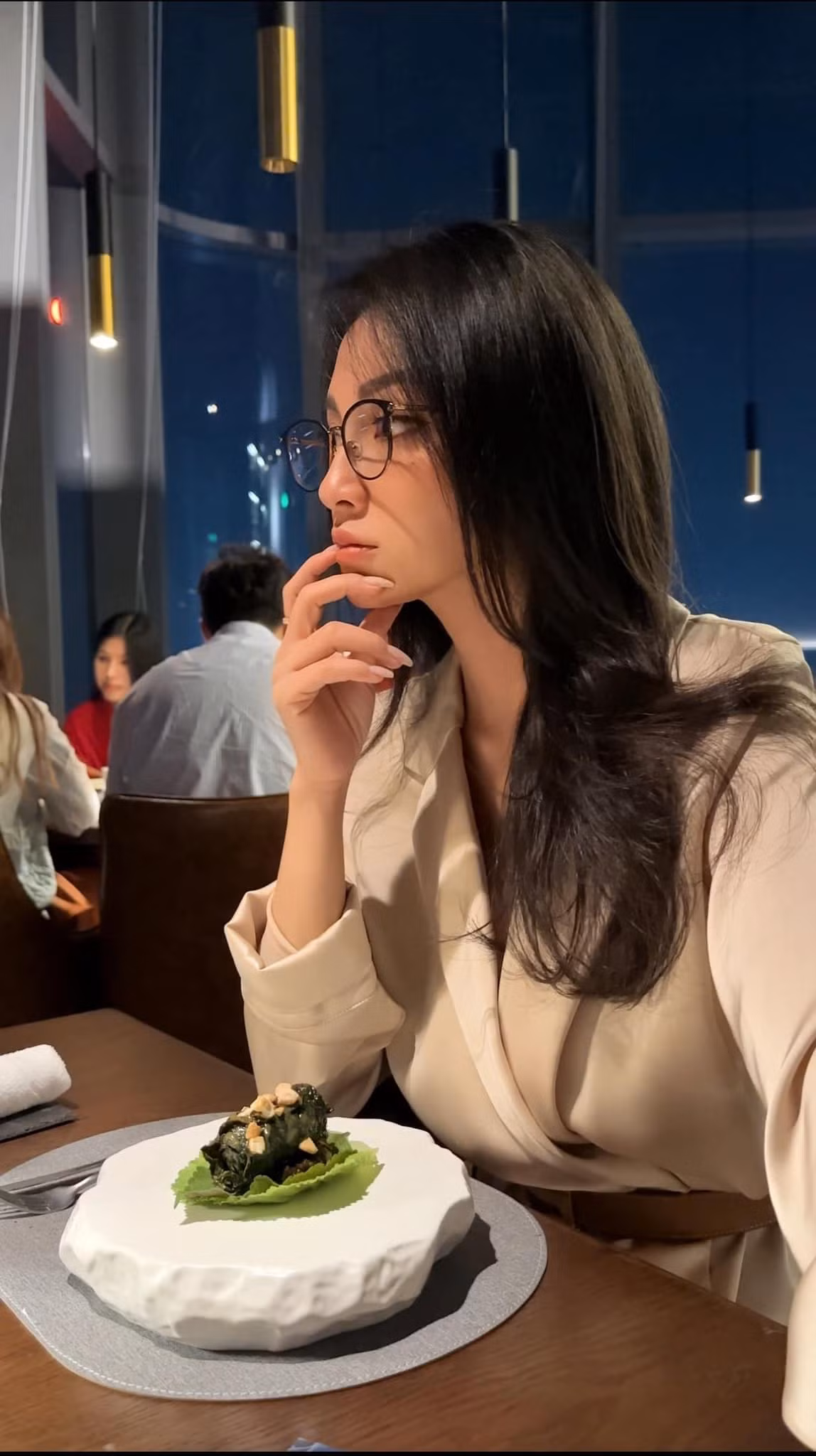 Thế nhưng, cái tên của Jessie Lương chỉ chính thức bùng nổ khắp các mặt trận sau khi những tấm ảnh check-in sang chảnh và những bức ảnh chụp lén bên siêu xe được tung lên mạng xã hội.