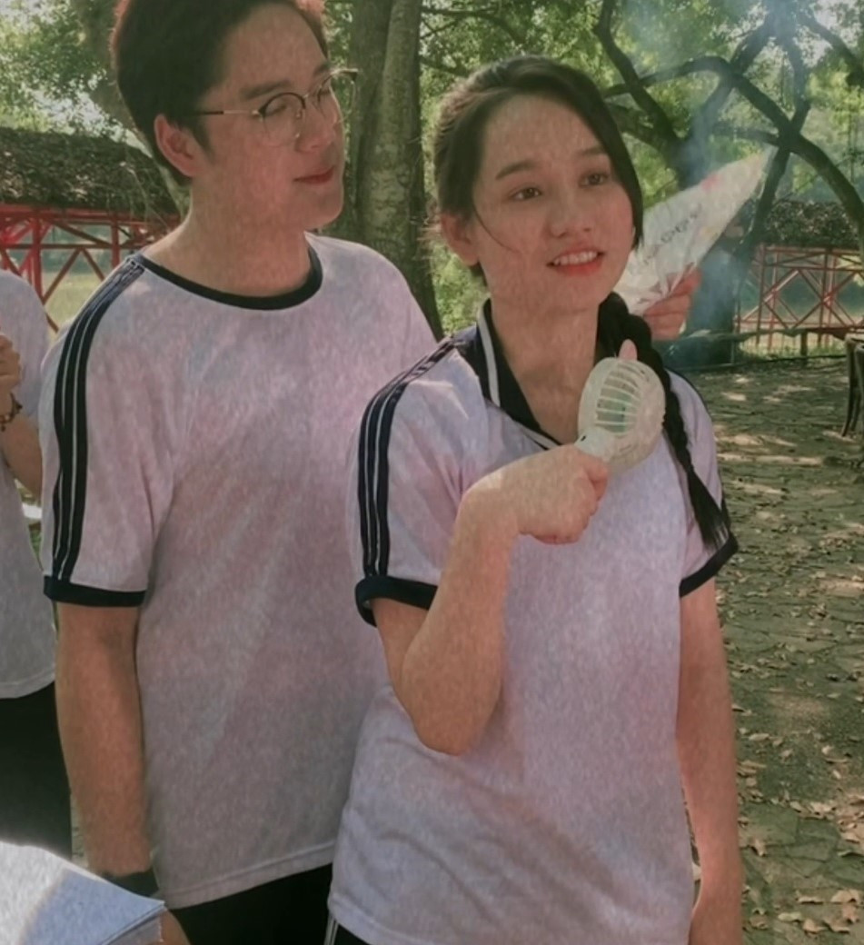 Trước đó, Trúc Anh và LEO có dịp hợp tác trong cùng một bộ phim sitcom mang tên "Ê nhỏ lớp trưởng" từng gắn bó với thanh xuân của nhiều người. Chính vì điều này nên khi cả hai công khai hẹn hò, nhiều người bày tỏ sự thích thú và ủng hộ.