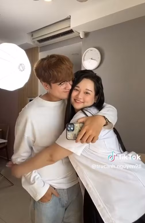 Trong video, Trúc Anh và LEO thoải mái thể hiện tình cảm như ôm nhau, ăn chung kẹo mút... khiến dân mạng cho rằng đây chính là couple mới của showbiz Việt.