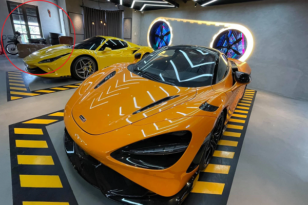 Bên cạnh dàn xế khủng, chiếc xe máy Honda Dream cũng thu hút sự chú ý không kém. (Nguồn ảnh: Carpassion).