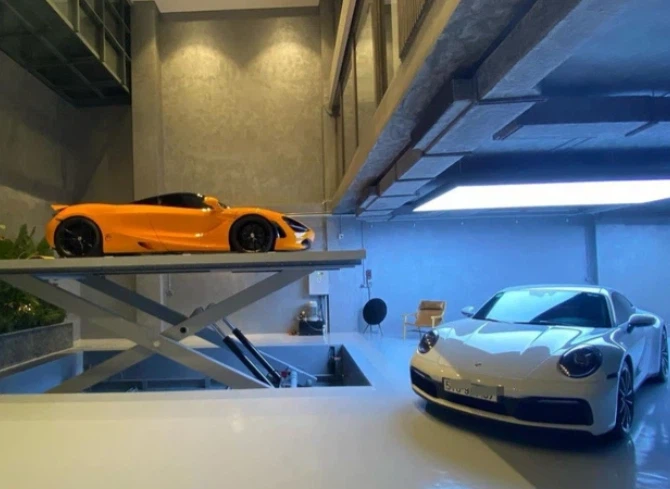 Cầu nâng thủy lực trong gara nhà Cường Đô-la.