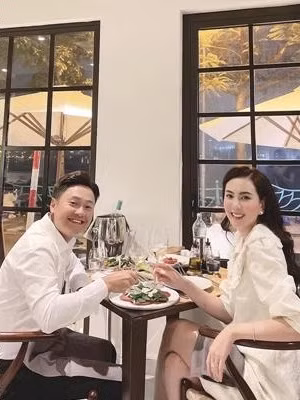 Bởi người theo dõi chỉ biết Mai Ngọc và chồng có quãng thời gian dài yêu nhau trước khi tiến tới đám cưới vào năm 2016, còn cụ thể thế nào thì người trong cuộc chưa từng chia sẻ.