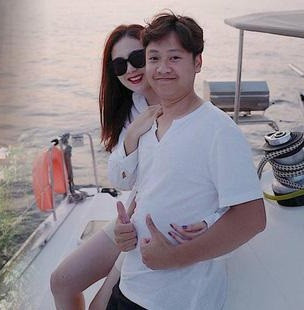 Trên trang cá nhân, MC Mai Ngọc có viết: ""Happy birthday tuổi 34 người thương của tui. Quen nhau từ lúc anh 19, em mới có 16. 15 năm đón tuổi mới cùng nhau, mong chúng mình cứ mãi như tuổi teen anh nhá. Bức ảnh từ sinh nhật em, năm nay dịch bệnh không đi chơi xa, cũng chẳng tổ chức được, mà thôi em là món quà to lớn nhất rồi anh nhỉ?".