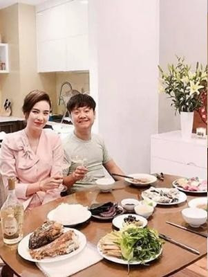 Đính kèm là khoảnh khắc Hoài Nam ôm hôn bà xã đầy tình tứ. Dưới bài viết, chồng Mai Ngọc đã nhận được rất nhiều lời chúc ý nghĩa. Một số còn bày tỏ "gato" với cặp vợ chồng nổi tiếng.