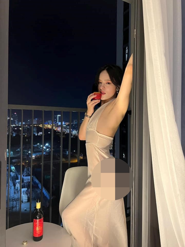 Nhiều người còn nhận xét Trần Đức Bo đang định soán ngôi "nữ hoàng nội y" của Ngọc Trinh vì bộ ảnh quá nóng bỏng.