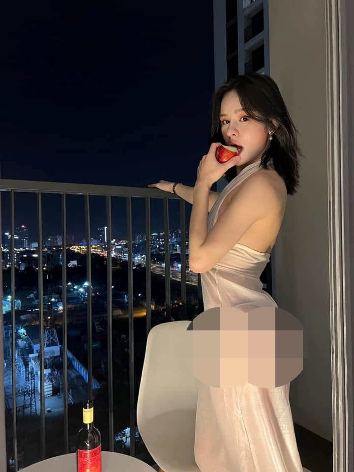 Trần Đức Bo gây sốt với bộ ảnh mặc váy ngủ mỏng manh bên cửa sổ.