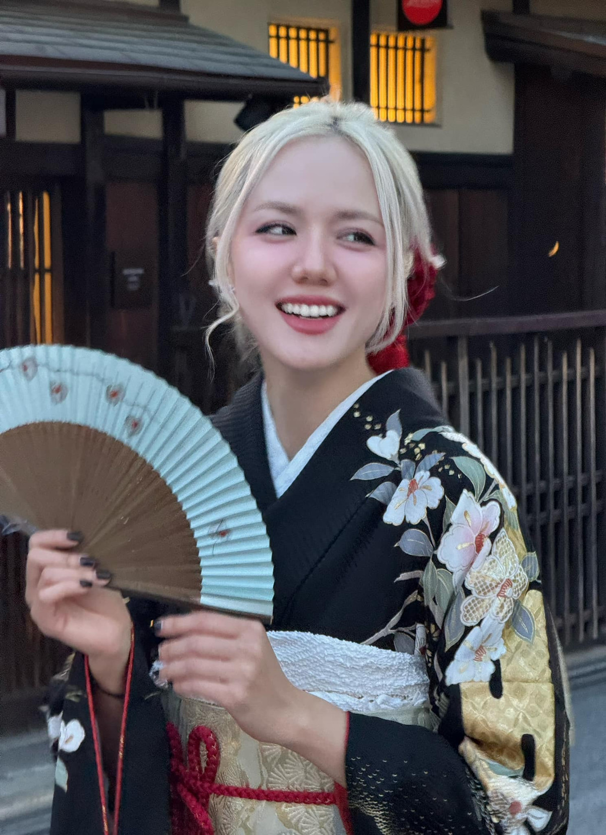 Nữ ca sĩ người Thanh Hóa được biết đến qua hàng loạt ca khúc như: Mặt trời của em, Anh là ai, Chạy khỏi thế giới, Missing you, Thích thích...