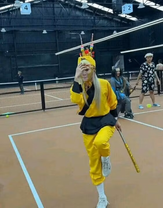 Không chỉ có Phương Ly, những người bạn đồng hành chơi pickleball cùng cô cũng mặc những bộ trang phục hóa trang thành các nhân vật khác nhau. Khoảnh khắc hài hước này của cô đang được chia sẻ chóng mặt trên mạng xã hội.