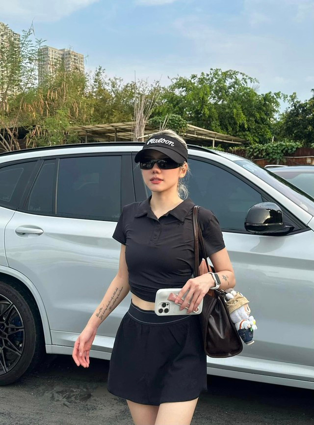 Sân pickleball cũng chính là địa điểm thường xuyên "tóm dính" nam rapper Andree và Phương Ly hẹn hò. Vào tháng 4, cặp đôi cũng bị bắt gặp xuất hiện tại một sân pickleball ở quận 2 và gây chú ý bởi những giây phút kè kè bên cạnh nhau.