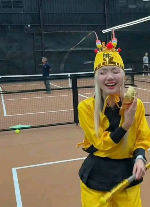 Phương Ly cười thả ga với màn cosplay trên sân pickleball của mình.