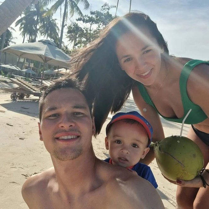 Chỉ sau ánh nhìn đầu tiên, Aneta đã nhận thấy nét Việt Nam trên khuôn mặt chàng thủ môn điển trai. Điều đó khiến cô thấy thú vị bởi mình cũng có một nửa dòng máu Việt Nam trong người.