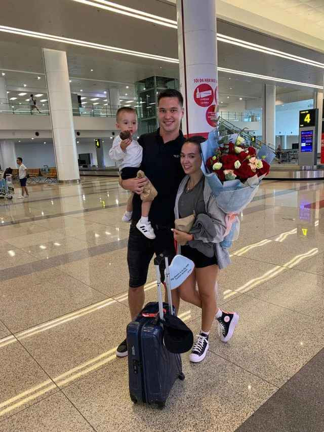 Về phía Filip, anh cũng nhận ra Aneta không phải người CH Séc 100%. Anh chủ động bắt chuyện với cô gái xinh xắn và "cưa đổ" cô ngay trong khoảnh khắc đó.