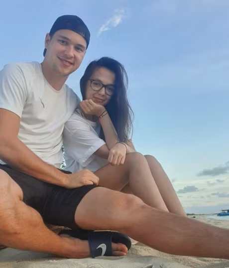 Vợ chồng Filip Nguyễn lần đầu gặp nhau năm 2016 tại một phòng gym. Khi đó, Aneta làm nhân viên bán thời gian ở đây, còn nam thủ môn là khách đến tập.