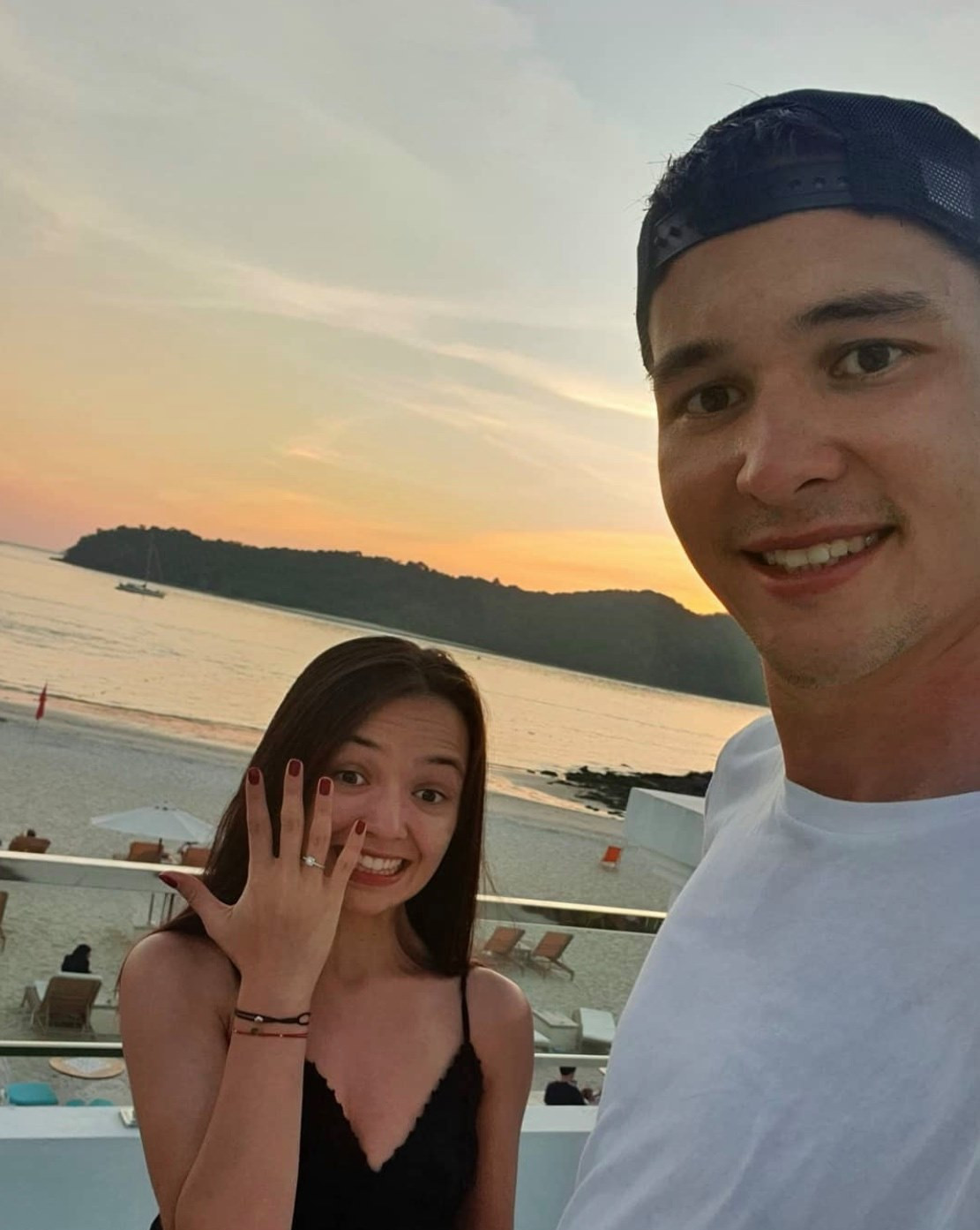 Khi mối quan hệ trở nên thắm thiết, Filip và Aneta đưa nhau về ra mắt gia đình. Lúc đó, họ giật mình vì phát hiện bố của Filip quen ông của Aneta. Họ đều từng sinh sống ở Hải Phòng và là hàng xóm của nhau. Cả hai hơi lo sợ vì không biết mình có phải họ hàng hay không.