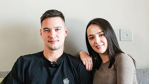 Bên cạnh tài năng chơi bóng, thủ môn Việt kiều được chú ý nhờ sở hữu chiều cao 1,92m, gương mặt điển trai và có chuyện tình như mơ với vợ xinh đẹp.