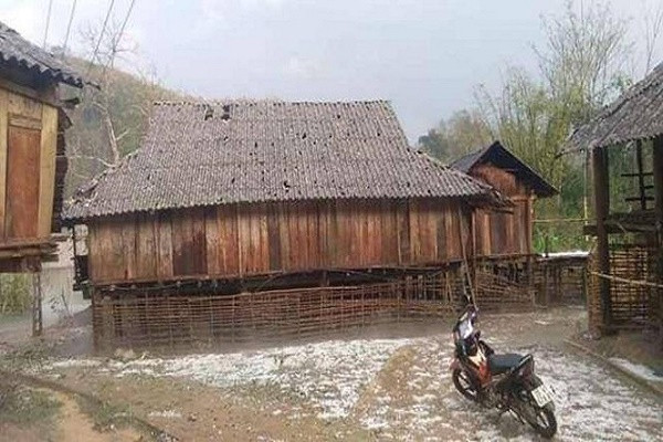 Mua da, dong loc da lam 1 nguoi chet, gan 1.700 nha bi hu hong, toc mai