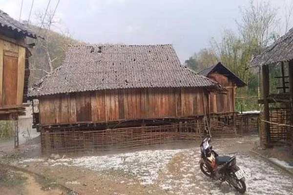 Mua da, dong loc da lam 1 nguoi chet, gan 1.700 nha bi hu hong, toc mai