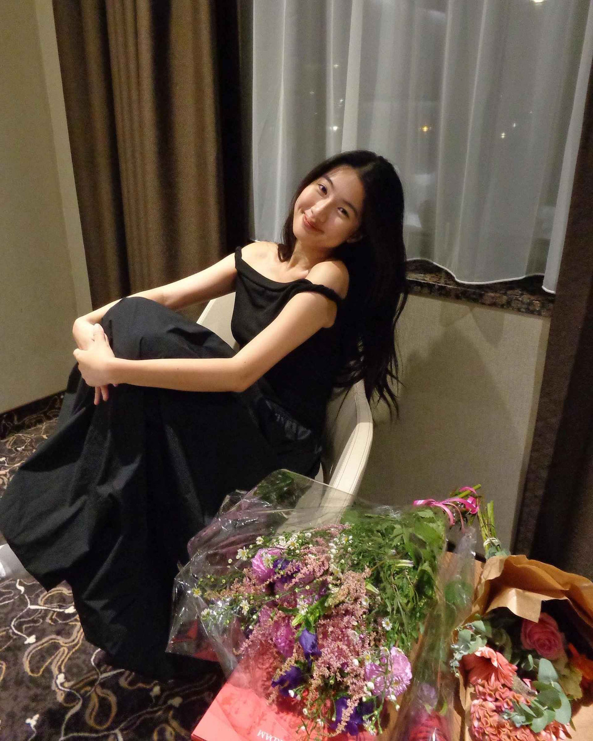 Hà Thi sinh năm 2001 này từng khiến cộng đồng mạng tiếc nuối khi không thể tiến sâu tại cuộc thi Hoa hậu Việt Nam. Cô là cựu học sinh chuyên Sử, trường Hà Nội - Amsterdam. Hiện tại, cô học thạc sĩ ngành Truyền thông tại Hà Lan.