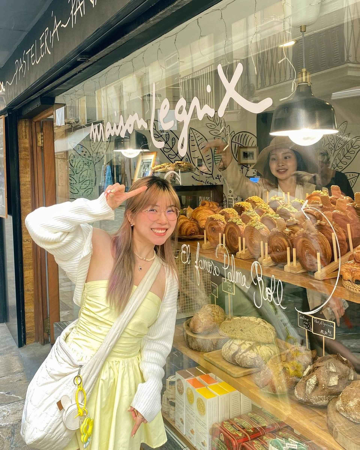 Bên cạnh đó, nữ du học sinh còn thường xuyên phối cùng các phụ kiện để tôn thêm vẻ nữ tính như ruy băng nơ, băng đô hay khăn ren đội đầu... (Ảnh: @cdqtit).