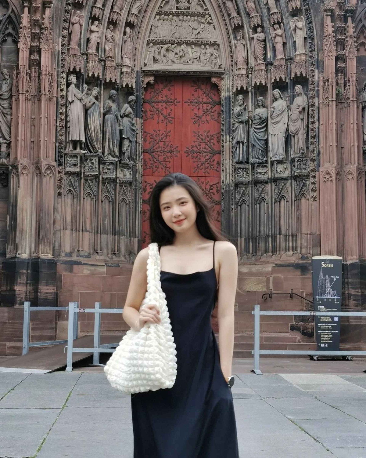 Bên cạnh tiếng Pháp, Bạch Dương còn thông thạo tiếng Anh. Dù vậy, cô luôn tỏ ra khiêm tốn và vẫn chăm chỉ tìm tòi, học hỏi để cải thiện khả năng ngoại ngữ.