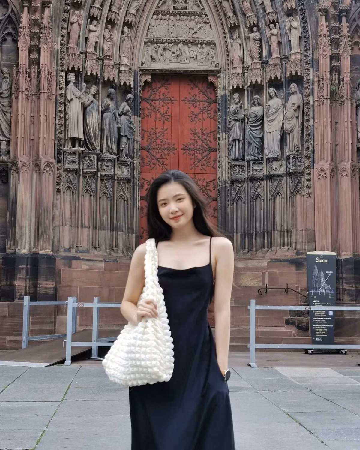 Bên cạnh tiếng Pháp, Bạch Dương còn thông thạo tiếng Anh. Dù vậy, cô luôn tỏ ra khiêm tốn và vẫn chăm chỉ tìm tòi, học hỏi để cải thiện khả năng ngoại ngữ.