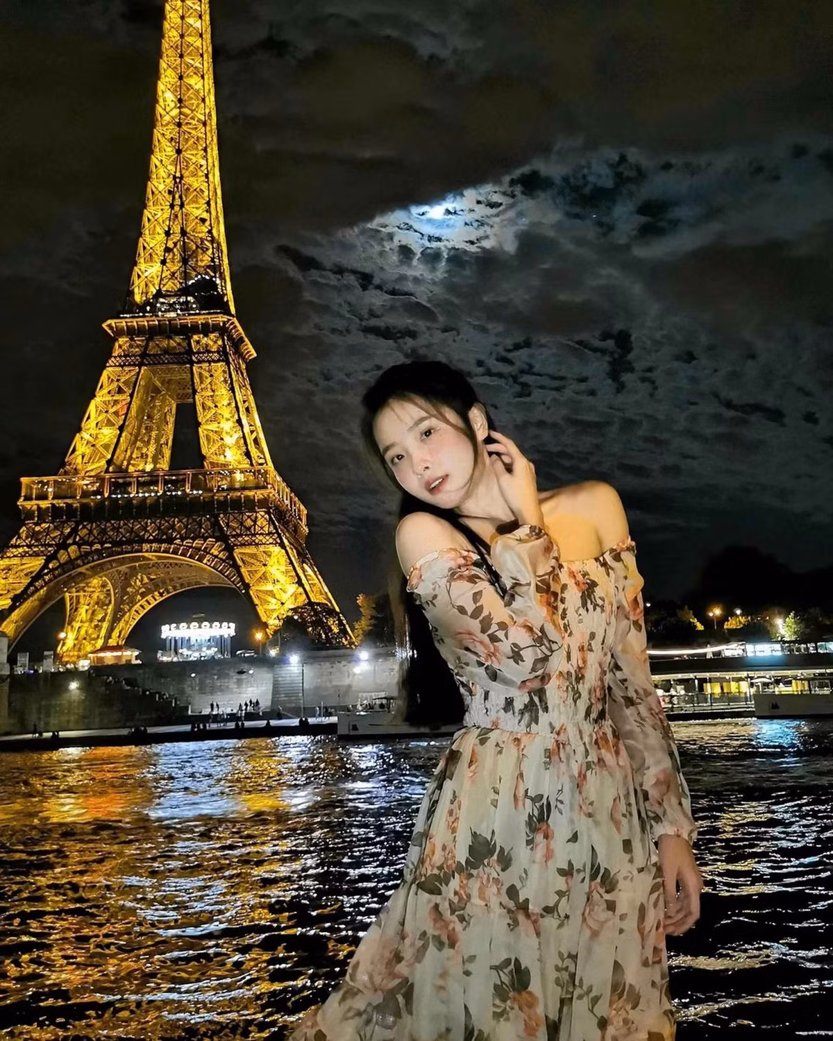 Bạch Dương (SN 2001, Nghệ An) được giới trẻ Việt biết đến nhiều hơn kể từ khi cô làm vlog (chương trình cá nhân được thực hiện trên nền tảng video) về đời sống du học sinh tại Pháp. Cô hiện theo học ngành Marketing tại Paris, Pháp.