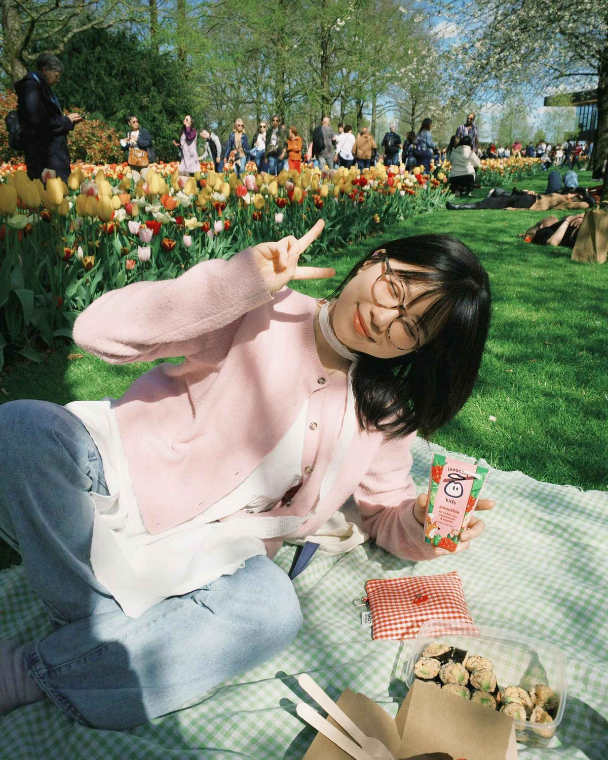 Cách phối đồ của Quỳnh Tít thường mang đến cảm giác tích cực khi xoay quanh các tông màu nổi bật như hồng, vàng, xanh và trang phục được tạo điểm nhấn bằng chi tiết bèo nhún hay xếp nếp.