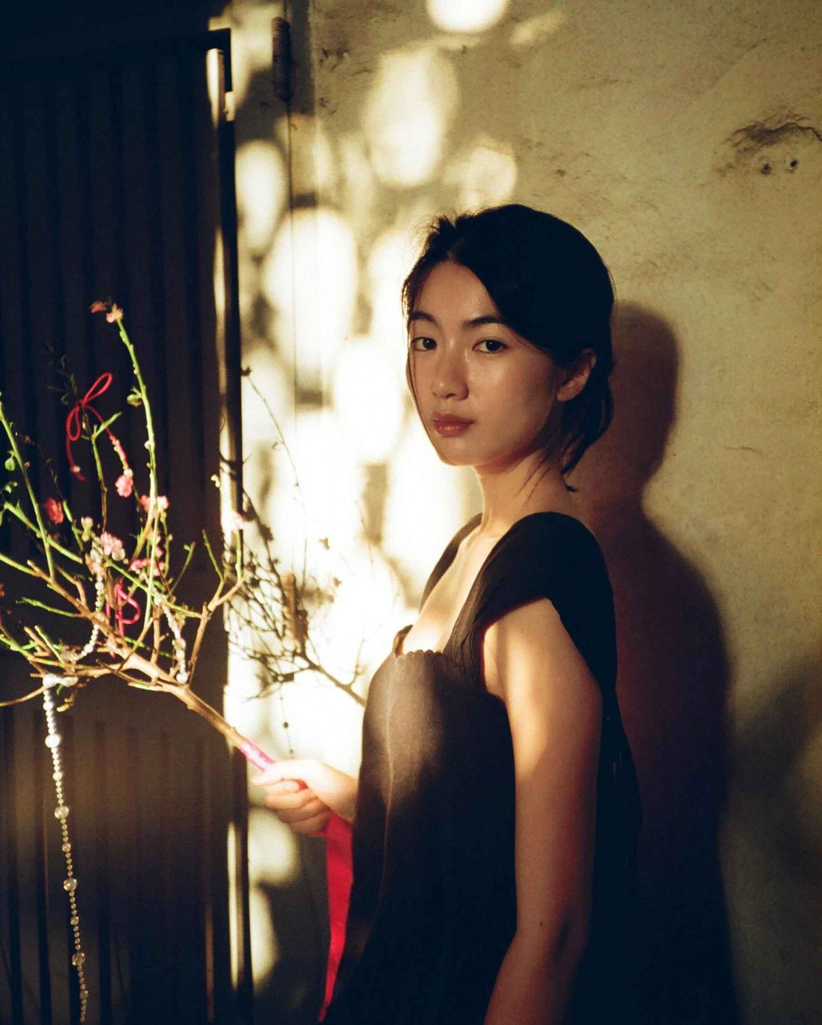 ẻ ngoài nổi bật với gương mặt thon gọn, sống mũi cao, mắt to cùng học vấn "khủng" đã khiến cộng đồng mạng ví Hà Thi như "bạch nguyệt quang" (từ giới trẻ thường dùng để chỉ cô gái sở hữu nét đẹp trong trẻo như mối tình đầu).