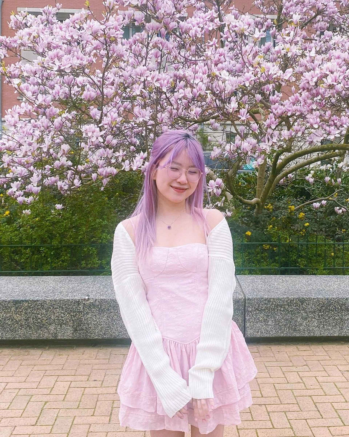 Quỳnh Tít (tên thật Chu Diễm Quỳnh, SN 1999, Bắc Giang) từng tốt nghiệp Đại học Ngoại Thương. Tên tuổi của cô được giới trẻ biết đến nhiều hơn khi trở thành du học sinh ngành Truyền thông tại Hà Lan.