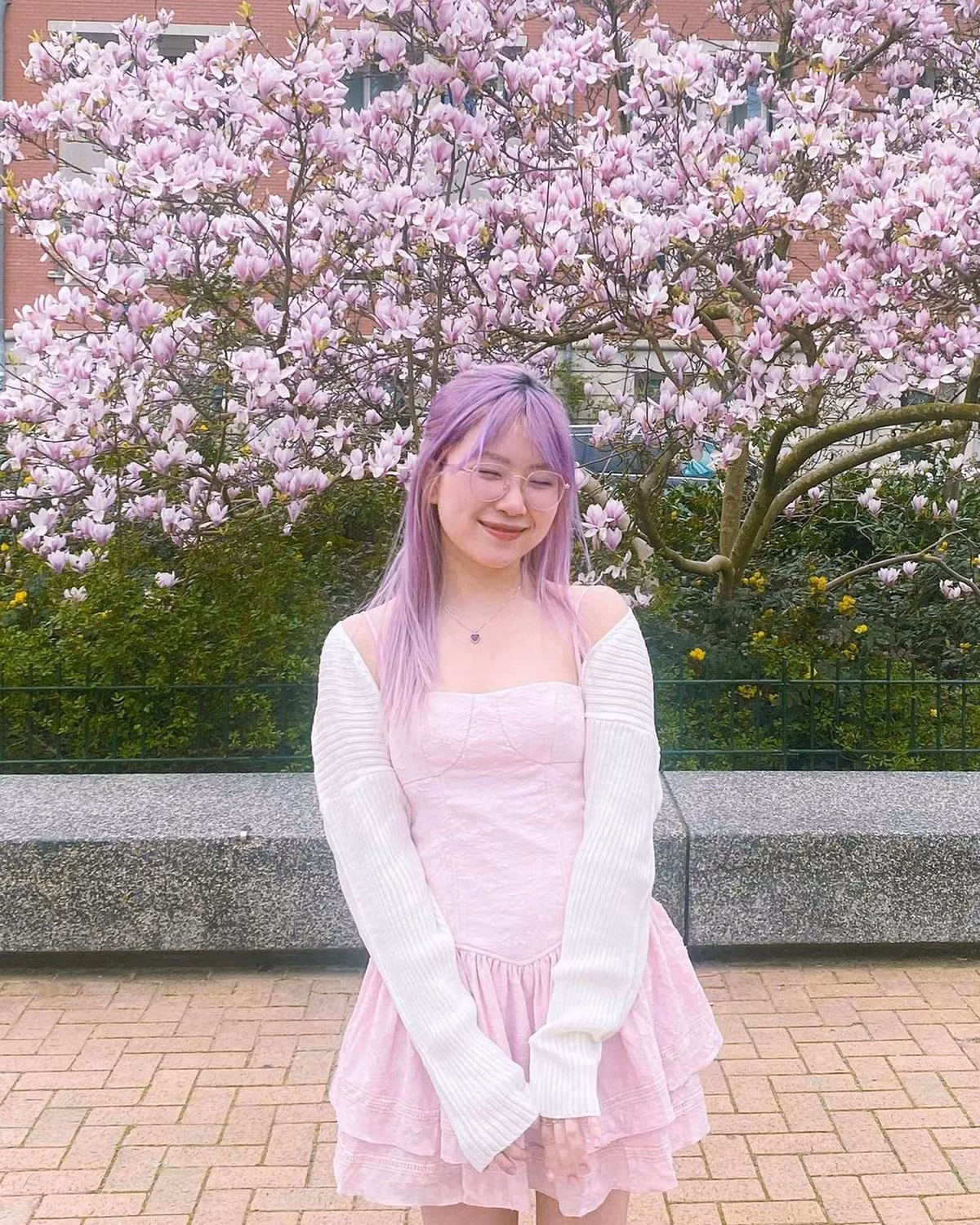 Quỳnh Tít (tên thật Chu Diễm Quỳnh, SN 1999, Bắc Giang) từng tốt nghiệp Đại học Ngoại Thương. Tên tuổi của cô được giới trẻ biết đến nhiều hơn khi trở thành du học sinh ngành Truyền thông tại Hà Lan.