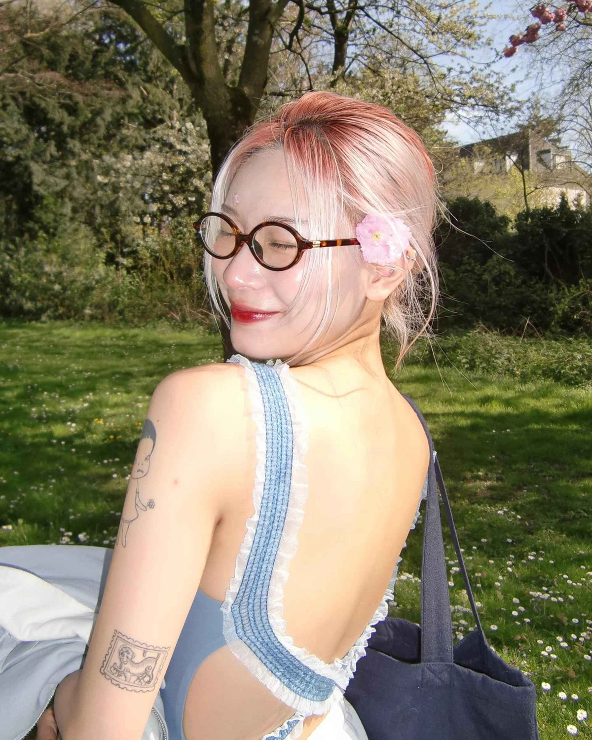 Thạch Trang (SN 1998, Hà Nội) là du học sinh ngành Truyền thông tại Đức. Cô nàng sớm phát triển sự nghiệp vlog với những nội dung tích cực về học tập, làm đẹp chi tiết và cách phối đồ độc đáo.