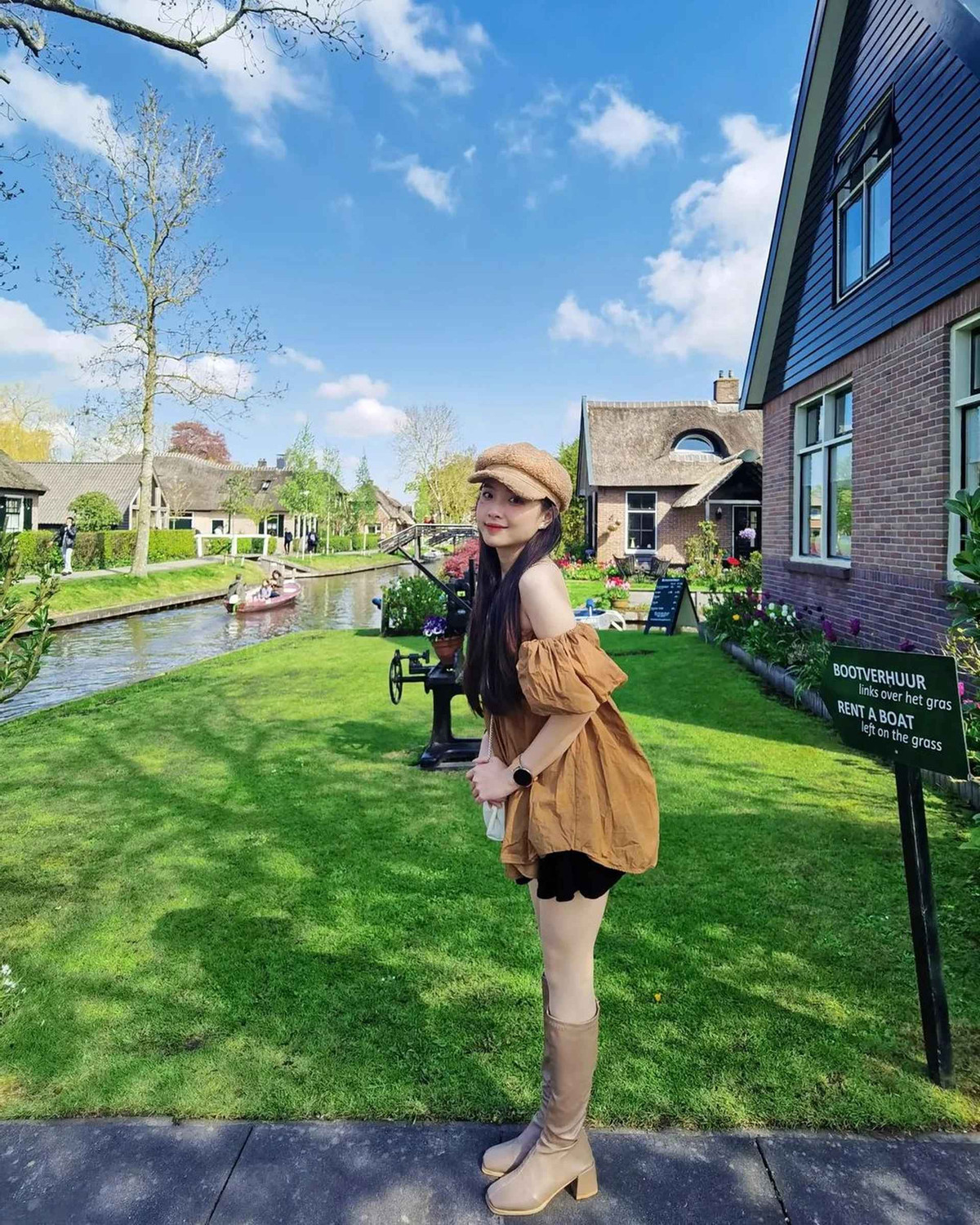 Năm 2023, Bạch Dương đăng tải những video đầu tiên và nhanh chóng thu hút sự chú ý khi cô sở hữu vẻ ngoài nổi bật. Gương mặt của cô được nhận xét giống ca sĩ Hàn Quốc IU hay diễn viên Trung Quốc Chu Nhược Nam.