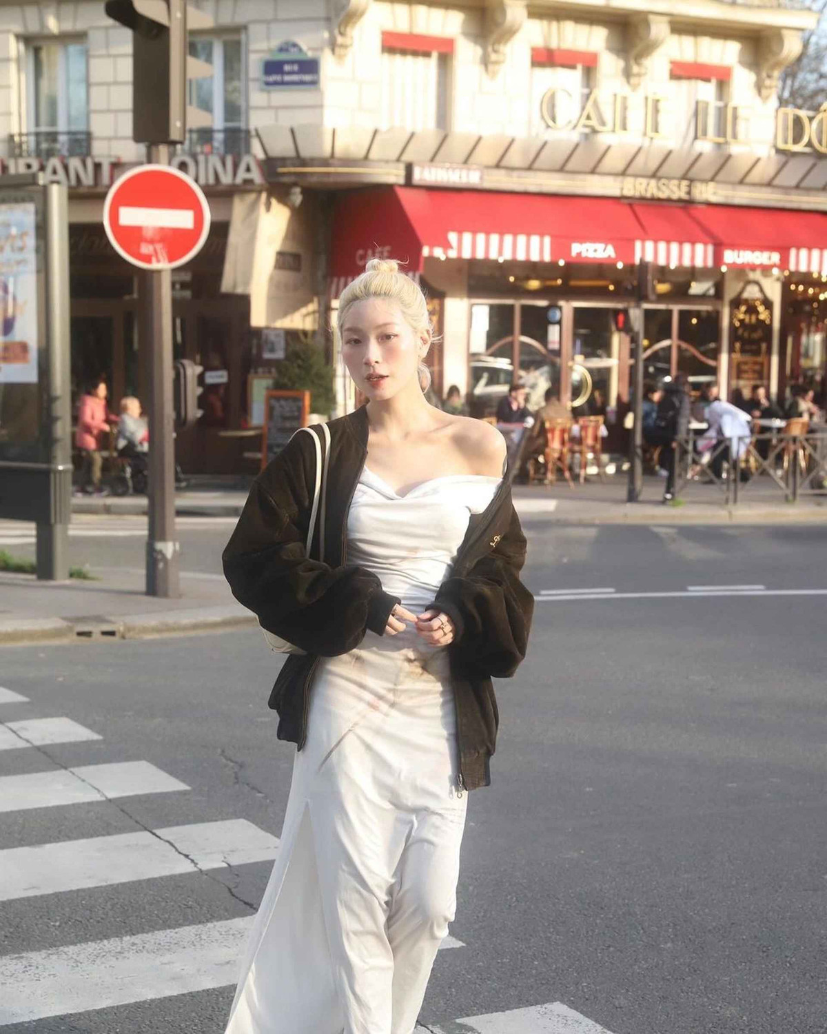 Thạch Trang thể hiện cá tính Gen Z khi luôn trông nổi bật với cách chơi màu sắc qua trang phục. Nhờ sở hữu thân hình "mình hạc xương mai", cô cũng thường xuyên thử sức với nhiều phong cách khác nhau, từ năng động, trẻ trung đến sang trọng, quyến rũ.