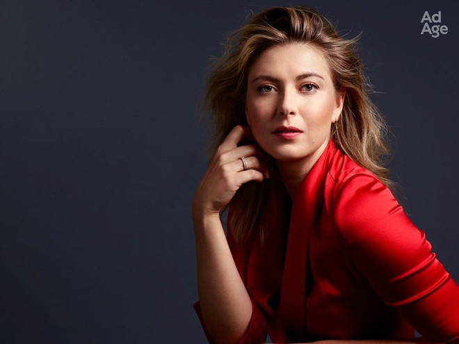 Maria Sharapova bắt đầu thi đấu chuyên nghiệp từ năm 2001 khi mới tròn 14 tuổi. Hai năm sau, cô nàng giành danh hiệu WTA (Hiệp hội quần vợt nữ) đầu tiên khi vô địch giải Nhật Bản mở rộng. Cùng năm đó, Sharapova được vinh danh là "Tay vợt mới nổi của năm".