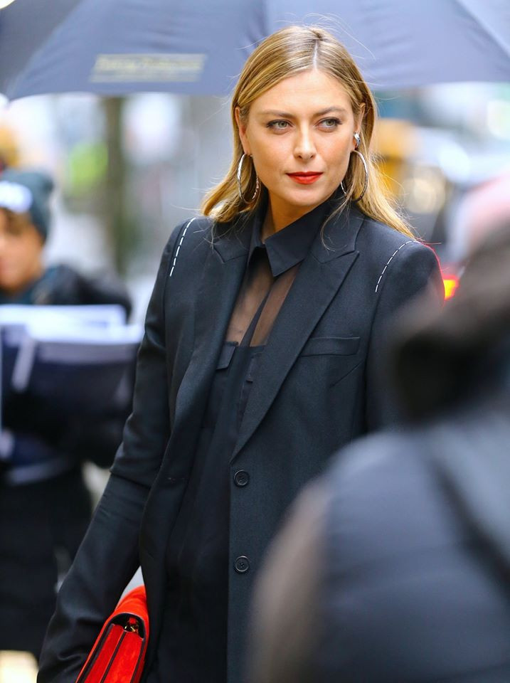 Bên cạnh là một tay vợt nổi tiếng thế giới Sharapova còn là gương mặt được các nhà thiết kế thời trang "chọn mặt gửi vàng", trong đó có sự góp mặt của các hãng thời trang lừng danh thế giới điển hình như Adidas....