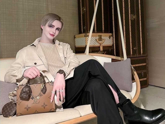 Các sản phẩm của thương hiệu này, được gắn với hình ảnh của Matt, trở nên nổi tiếng và từng nhiều lần cháy hàng. Ngoài ra, anh còn là nhạc sĩ, chuyên gia về trang điểm.