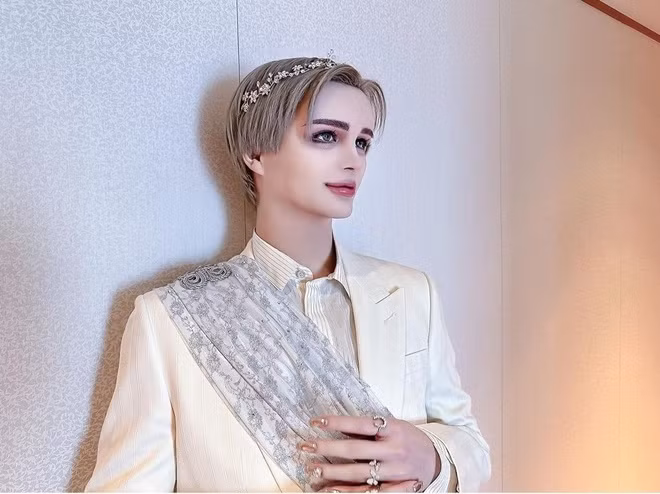 Xuất hiện trước truyền thông nhiều năm qua với tư cách con trai cựu cầu thủ, ngoại hình của Matt có nhiều thay đổi rõ rệt.