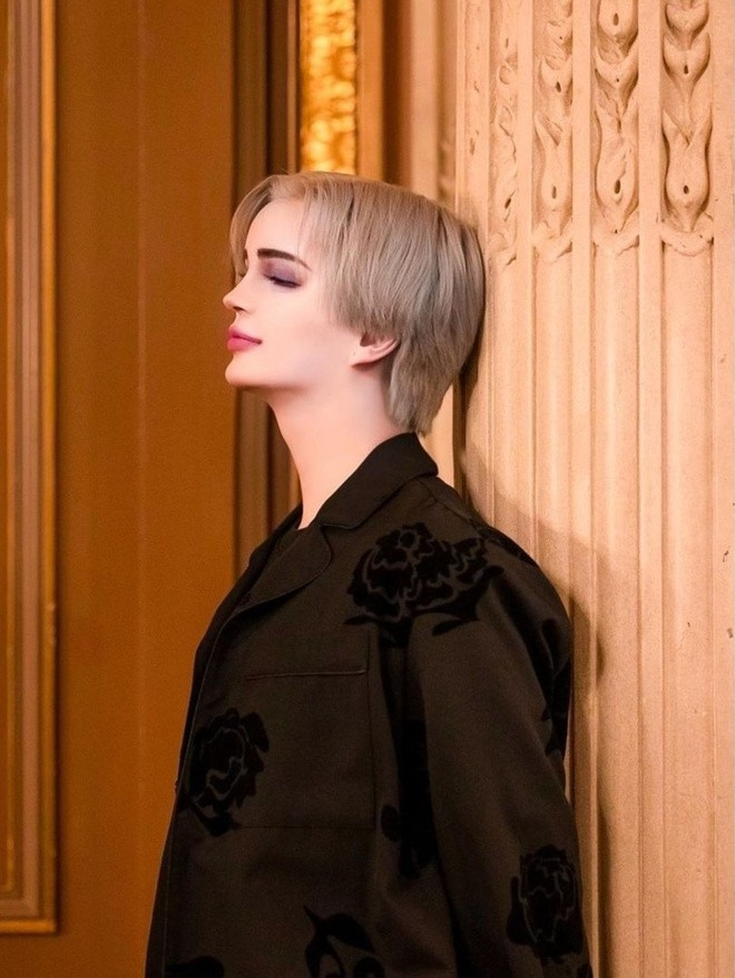 Thường xuyên đeo lens màu sáng khi chụp ảnh, Matt được nhiều người gọi là "búp bê Ken", "búp bê mặt trắng" song cũng có không ít người bày tỏ sự sợ hãi trước diện mạo nam người mẫu bởi vẻ đơ cứng, vô hồn.