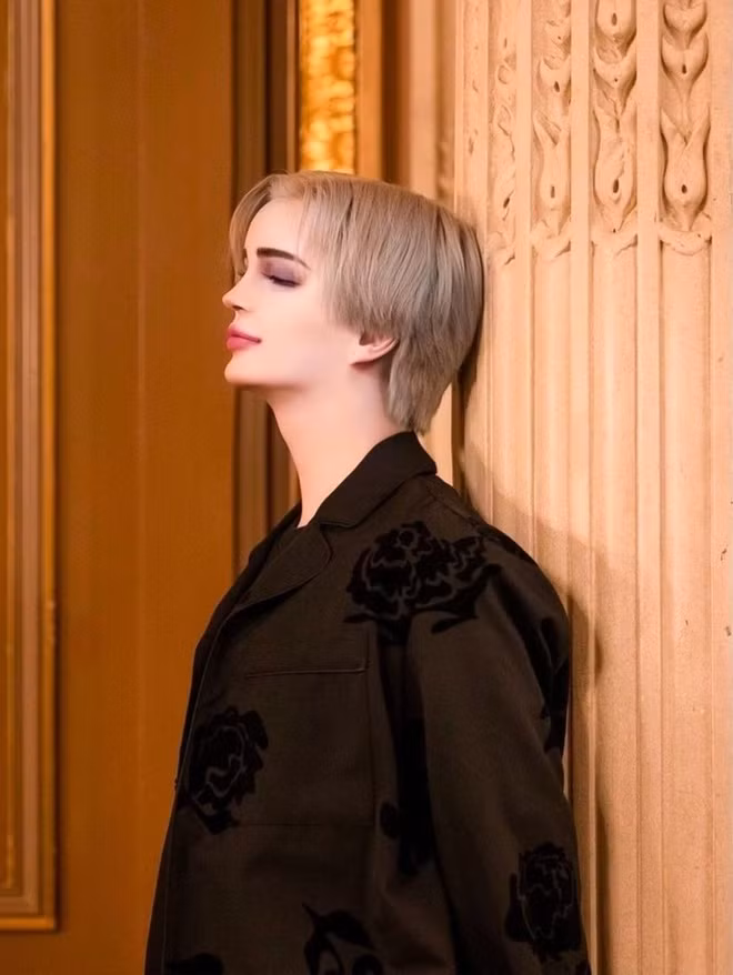 Thường xuyên đeo lens màu sáng khi chụp ảnh, Matt được nhiều người gọi là "búp bê Ken", "búp bê mặt trắng" song cũng có không ít người bày tỏ sự sợ hãi trước diện mạo nam người mẫu bởi vẻ đơ cứng, vô hồn.