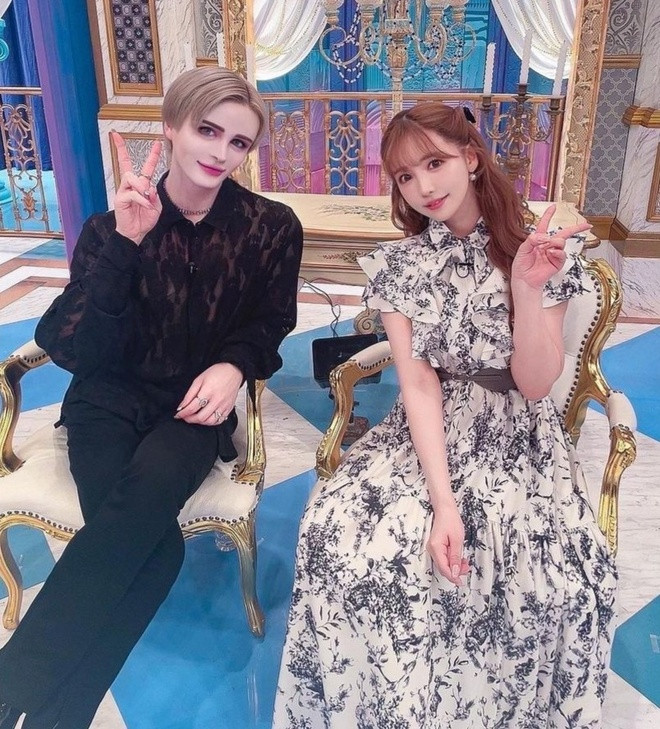 Ngoài công việc người mẫu, Matt còn hợp tác với Daiya Corporation cho ra mắt thương hiệu làm đẹp Emrose vào năm 2021.