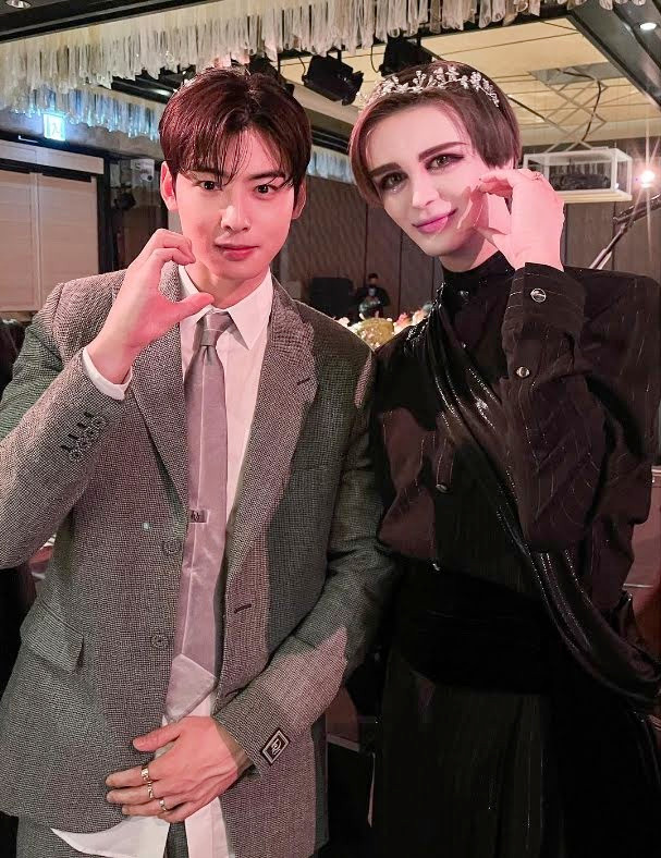 Tuy nhiên, anh phủ nhận và cho biết tất cả là nhờ trang điểm và chỉnh sửa ảnh. Nam người mẫu luôn xuất hiện với vẻ ngoài chỉn chu, được trang điểm cẩn thận.