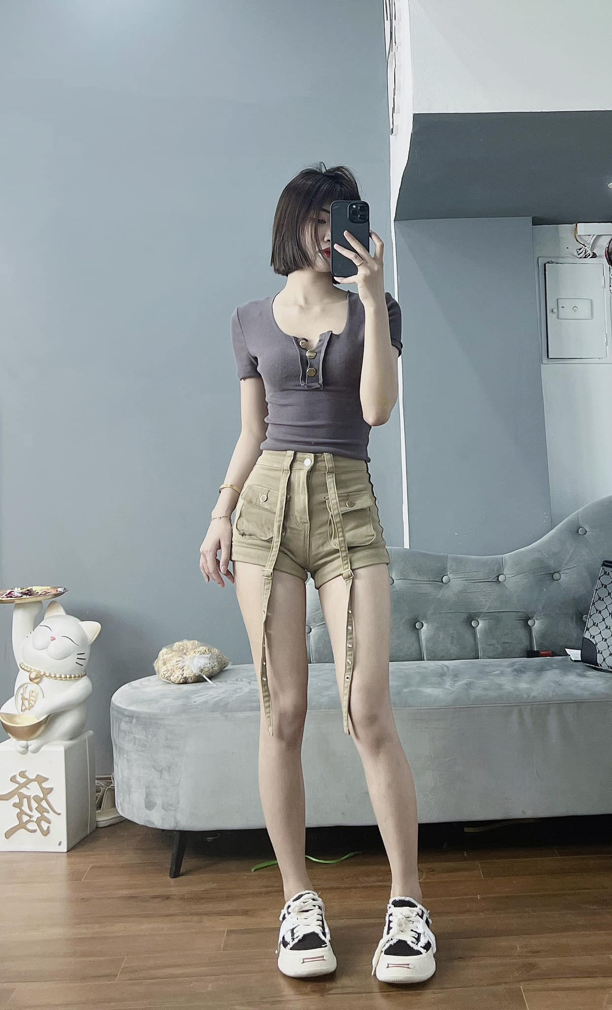 Những câu mời khách như "mua không", "mua đi" liên tục được lặp lại ở cuối mỗi cú ngã khiến dân tình không nhịn được cười. Ngã sấp mặt mà vẫn không quên nhiệm vụ chốt đơn.