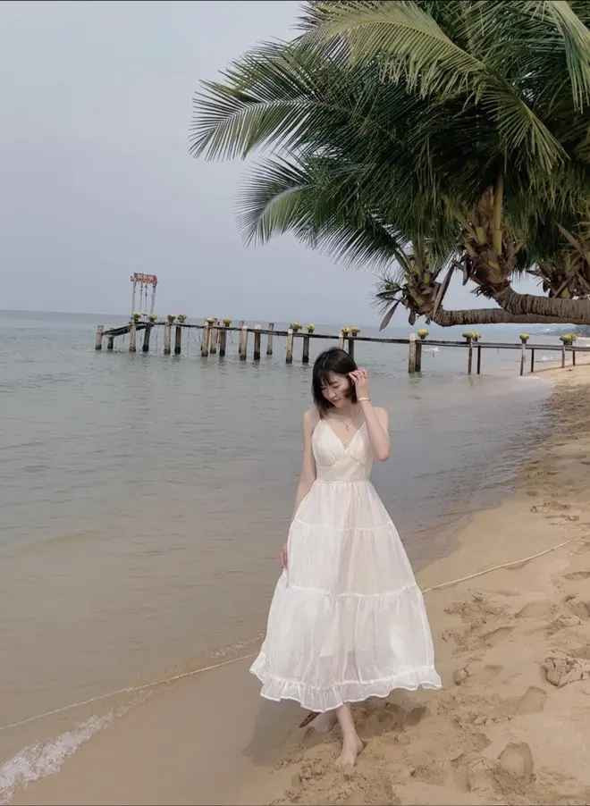 Phương Linh cùng với người bạn thân - Thảo, hùn vốn mở shop cách đây không lâu. Với lợi thế ngoại hình, cô nàng là người chụp ảnh mẫu và quay clip chính cho shop còn Thảo chủ yếu phụ trách quản lý.