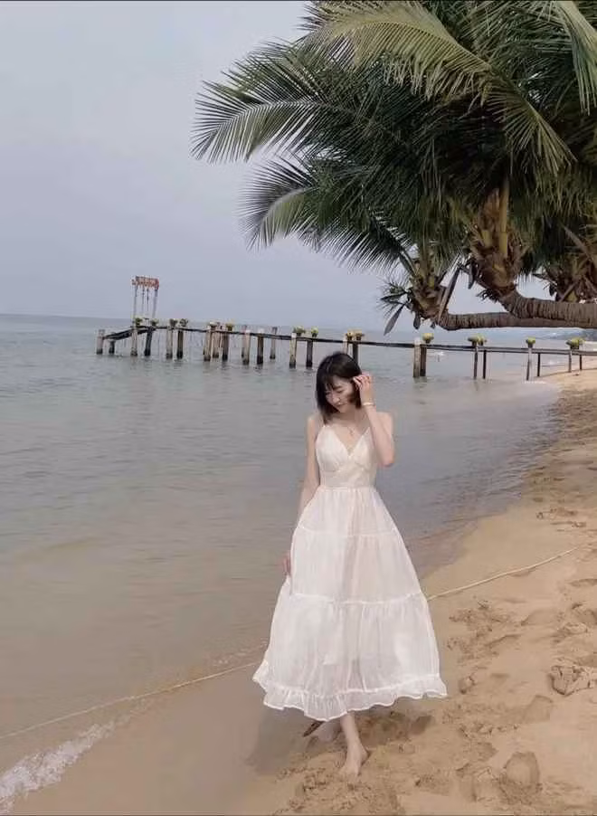 Phương Linh cùng với người bạn thân - Thảo, hùn vốn mở shop cách đây không lâu. Với lợi thế ngoại hình, cô nàng là người chụp ảnh mẫu và quay clip chính cho shop còn Thảo chủ yếu phụ trách quản lý.